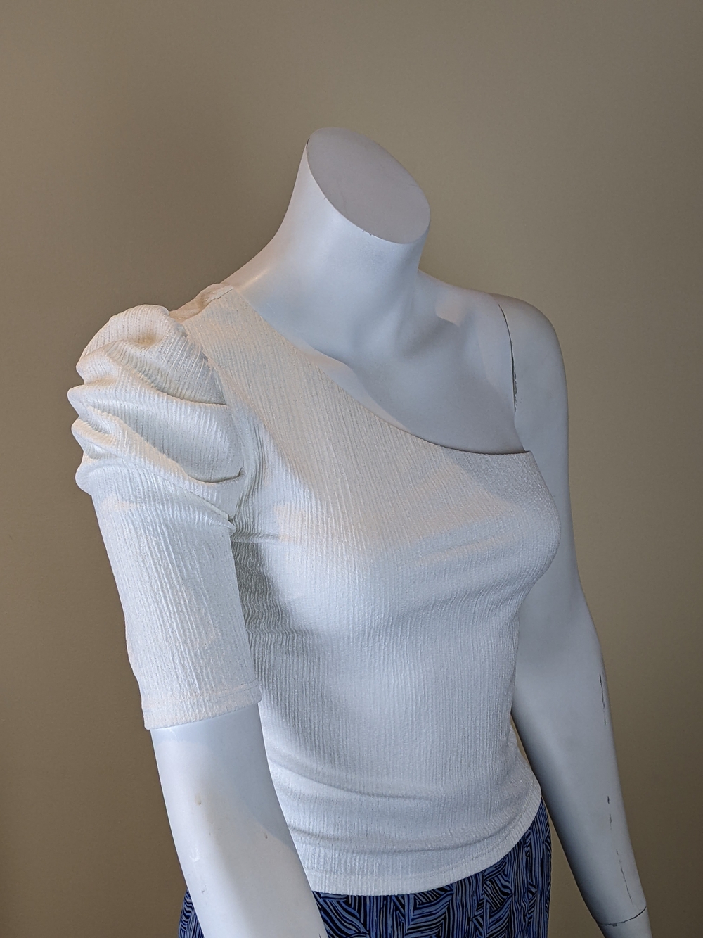 Dynamite White One-Shoulder Ruched Sleeve Top